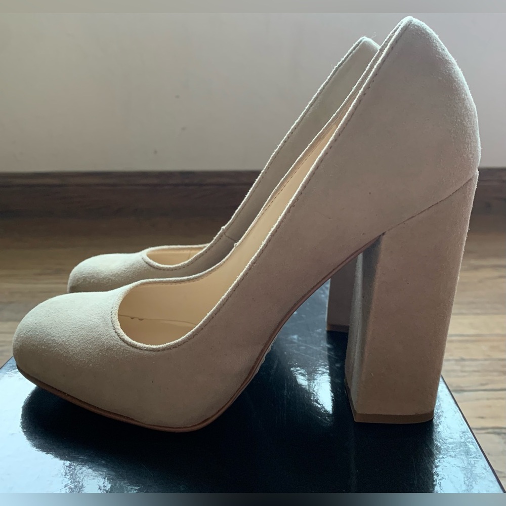 NWT Boutique 9 Quilo Pump
Beige suede, Size 6
3 3/4” Block heel